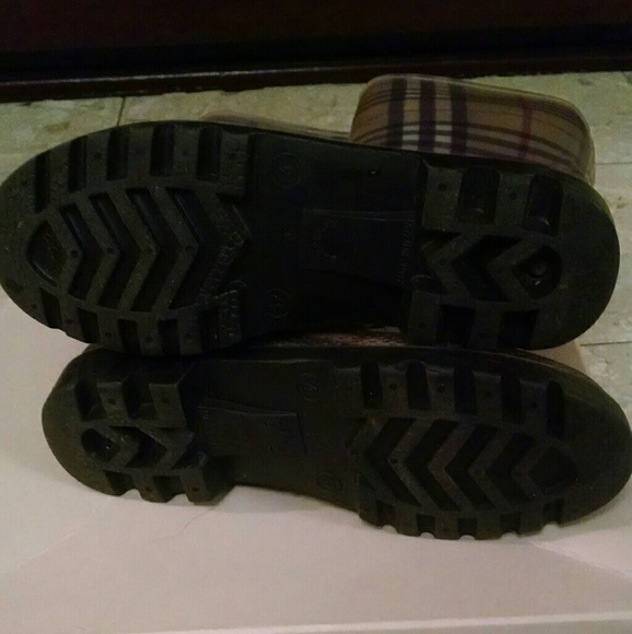 Burberry rain boots - Picture 2 of 3